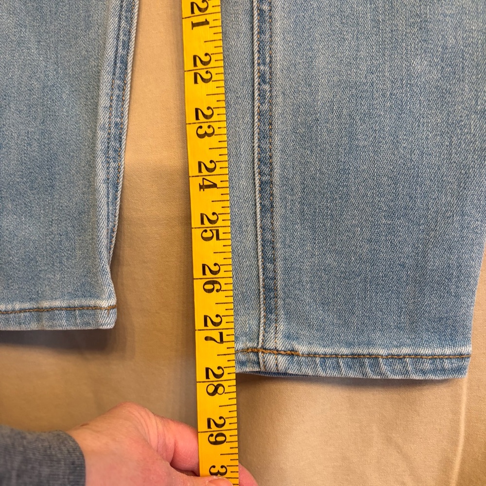 Old Navy Women’s 8 Rockstar Super Skinny Light Wash Women's Jeggings - Picture 5 of 7